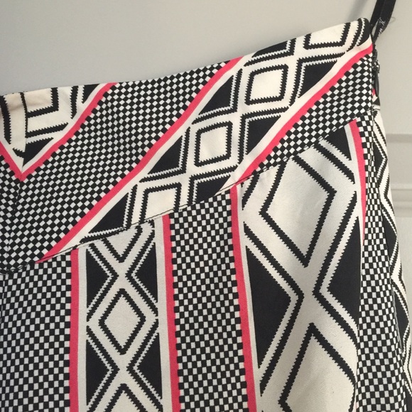 Red and black patterned pants - Picture 3 of 4