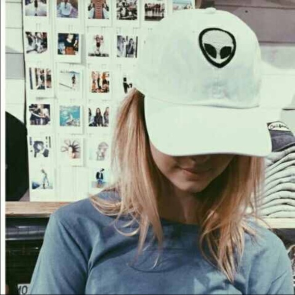 🚫SOLD🚫 on Merc NWT Brandy Melville Alien Hat - Picture 2 of 4
