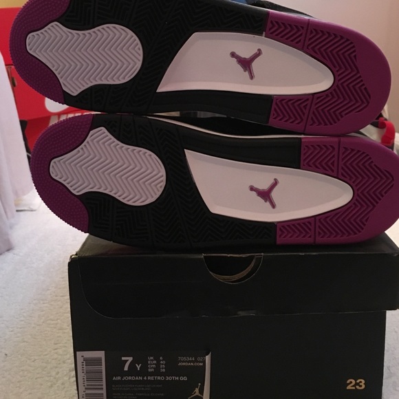 Shoes - Jordan retro 4