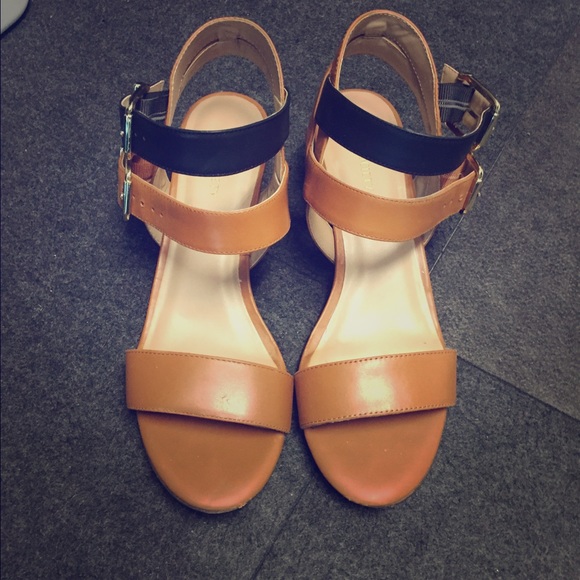Sole Society Black & Tan/Cognac Sandals