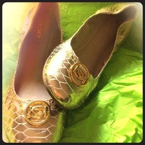 NEW BEBE Flats