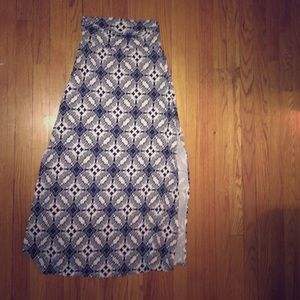 Black and white pattern maxi skirt with slit sides
