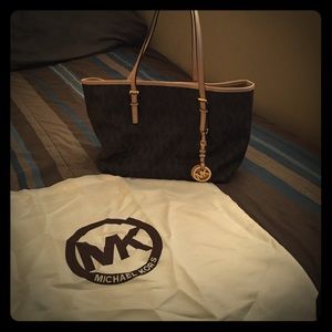 Brand new Michael Kors Purse. Only used once!