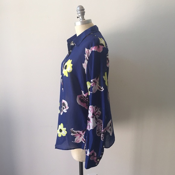 ❌SOLD❌NWT J.Crew perfect shirt in hibiscus - Picture 3 of 4