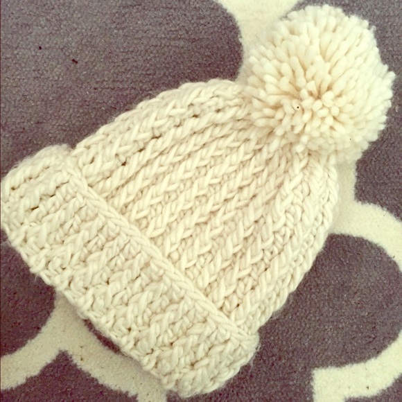 Warm white hat 🌟