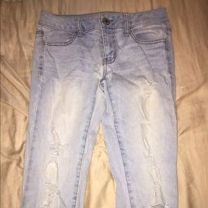 LIGHT RIPPED SKINNY JEANS!!!