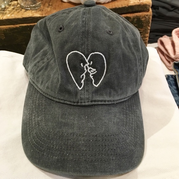 Brandy Melville Accessories - BNWT gray kissing broke heart baseball cap