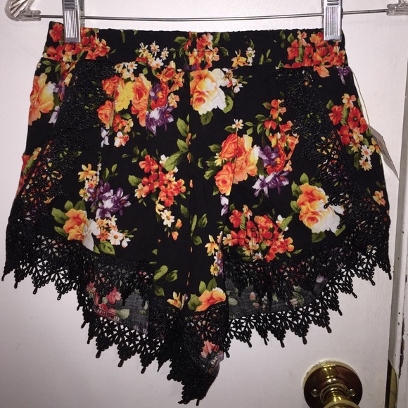 Pants - Laced trimmed Shorts