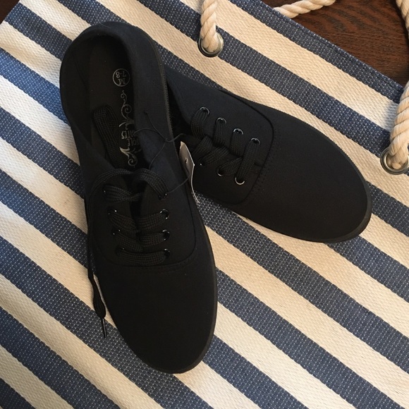 Shoes - Tennis shoes❤️Black shoes❤️