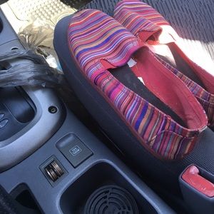 Airwalk slip on. Wore twice or thrice. Look new.