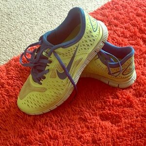 SOLD Nike Free 4.0 Size 7.5 Green & Blue 💚💙💚
