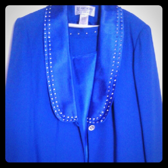 A beautiful 3pc skit suit in blue