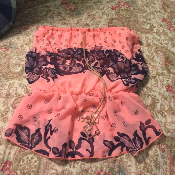 NEVER WORN Papaya top peach and a navy design.