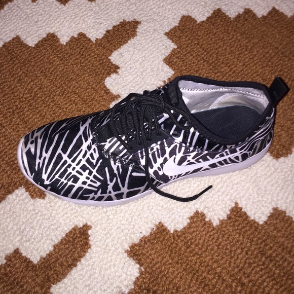 Perfect condition! B&W nikes - Picture 2 of 3