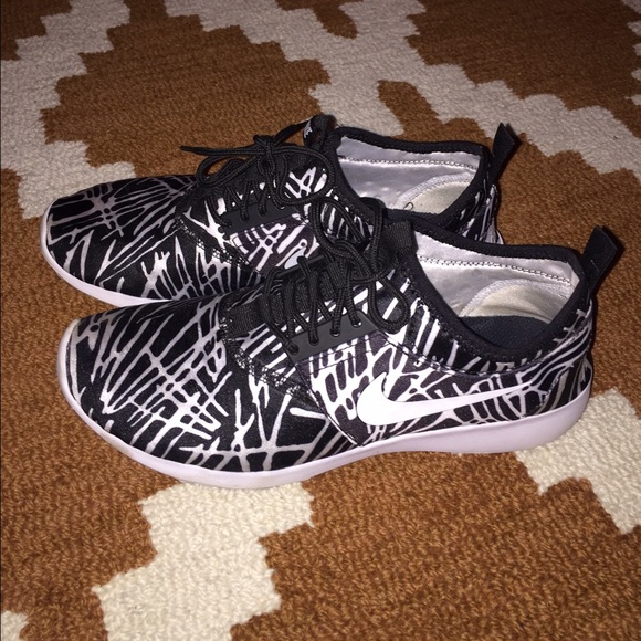 Perfect condition! B&W nikes - Picture 1 of 3