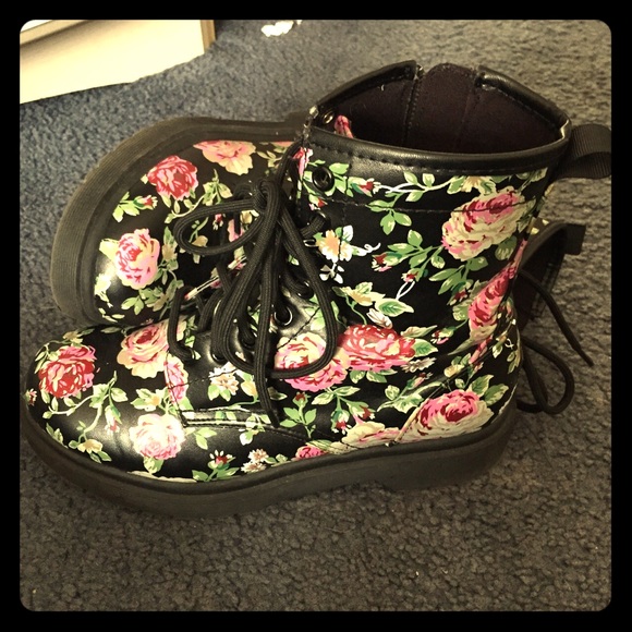 Floral combat boots. PRICE DROP ⬇️⬇️