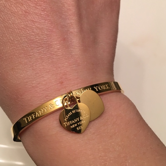 Jewelry - Gold tone bangle bracelet