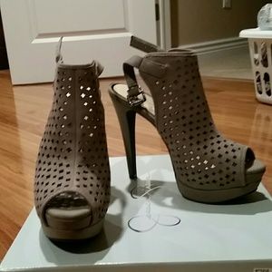 Jessica Simpson peep-toe platform pump