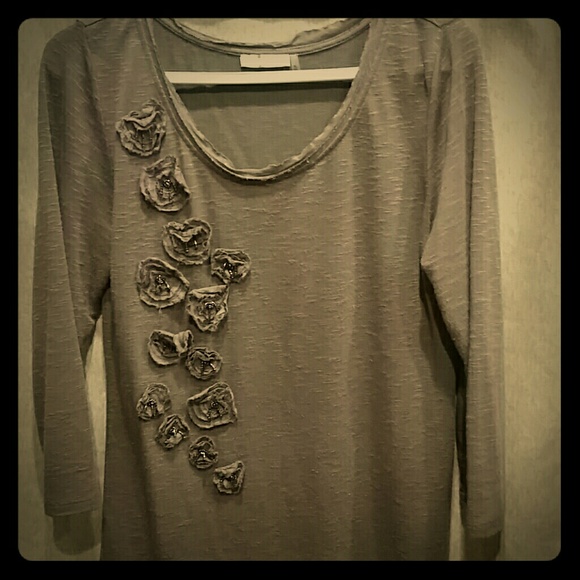 3/4 sleeve sweater with poppy embellishments