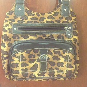 Leopard-printed purse