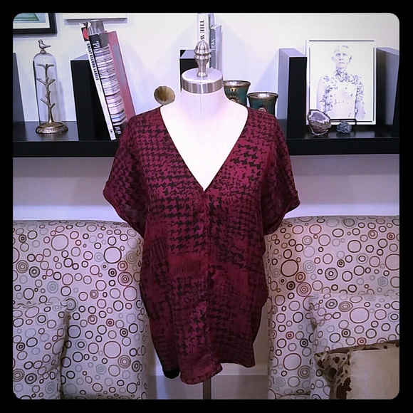 Black & red print top v-neck tunic plunging collar