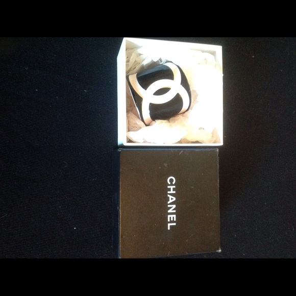 Black and white Chanel cuff bracelet - Picture 1 of 4