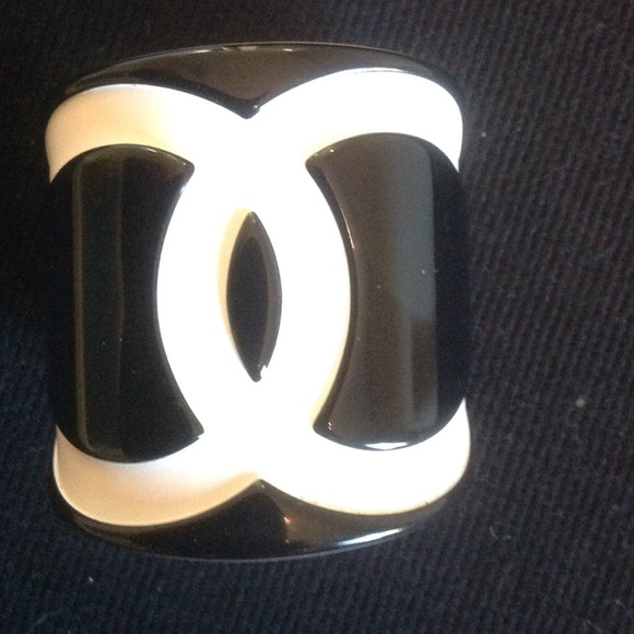 Black and white Chanel cuff bracelet - Picture 2 of 4