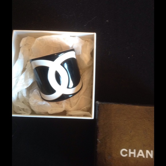 Black and white Chanel cuff bracelet - Picture 4 of 4
