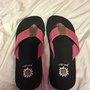 Pink YellowBox flip flops 💘