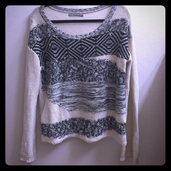 Light sweater, off white color with black knit
