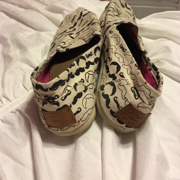 Mustache shoes 💘 - Picture 3 of 4