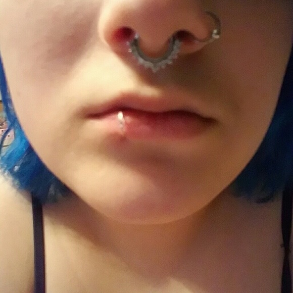 Fake lip ring - Picture 2 of 2