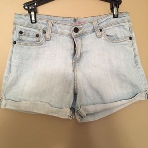 Light denim shorts!
