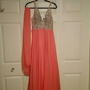 Beautiful prom dress size 4 hasn't been altered