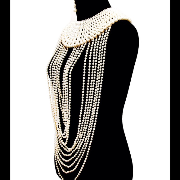 Talk about a statement necklace - Picture 2 of 4