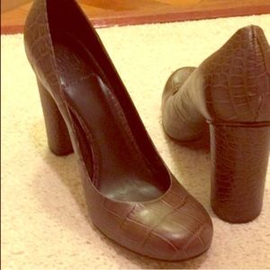 High heel alligator print shoe