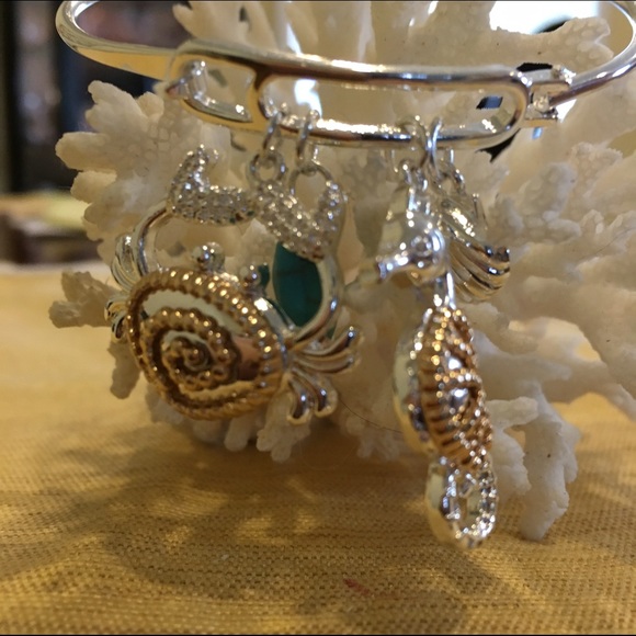 Pretty silver tone bracelet with sea life charms - Picture 2 of 4