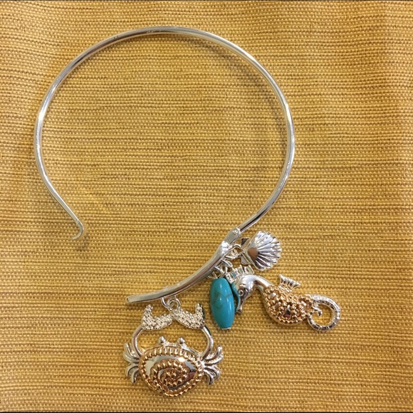 Pretty silver tone bracelet with sea life charms - Picture 4 of 4