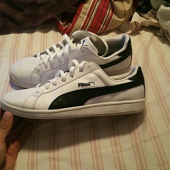 Puma white and black tennis shoes