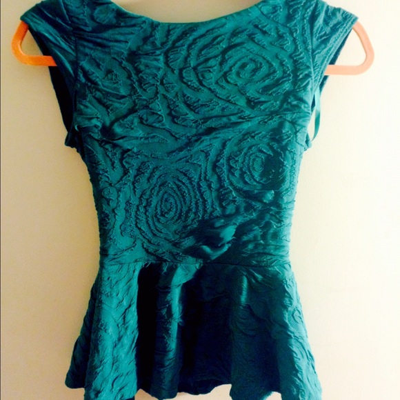 ARDEN B. Emerald green top