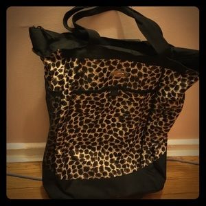 Traveling bag with wheels