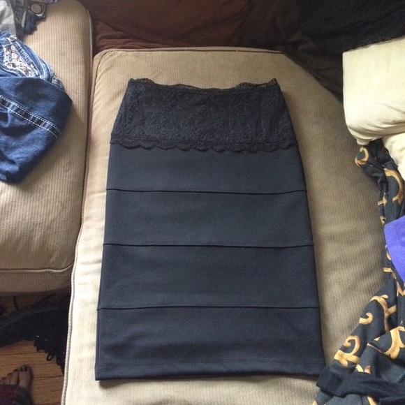 Slimming lace pencil skirt