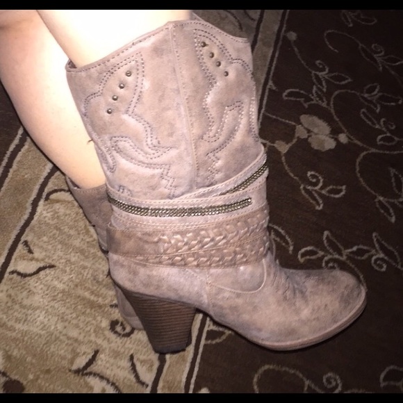 Round-Toe Boots