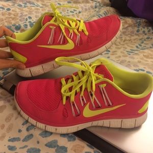 NIKE free's fuchsia pink
