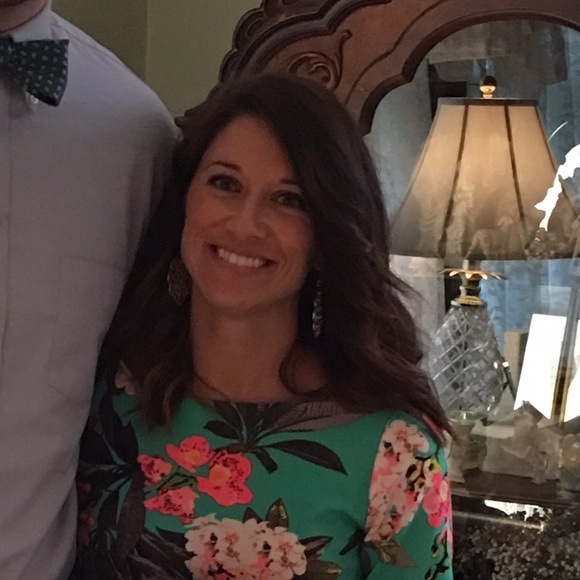 Meet your Posher, Whitney - Picture 1 of 2
