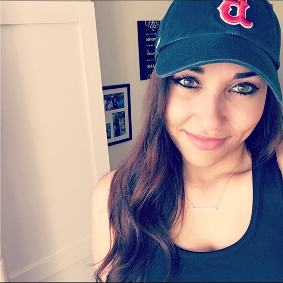 Meet your posher, Dominique - Picture 2 of 2