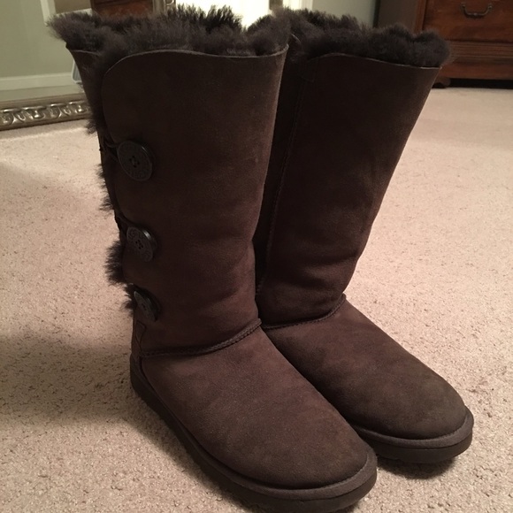 UGG Shoes - UGG BAILEY BUTTON TRIPLET brown boots size 8