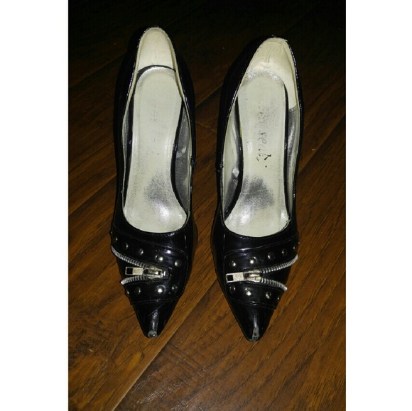 Pointed toe black pumps