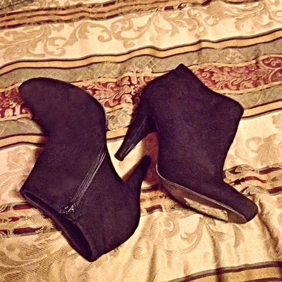 Ankle boots w/ black suede and high heel