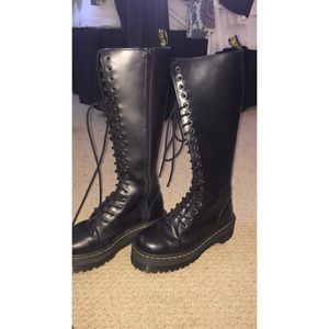 Dr. Marten Platform Britain Boots in matte black